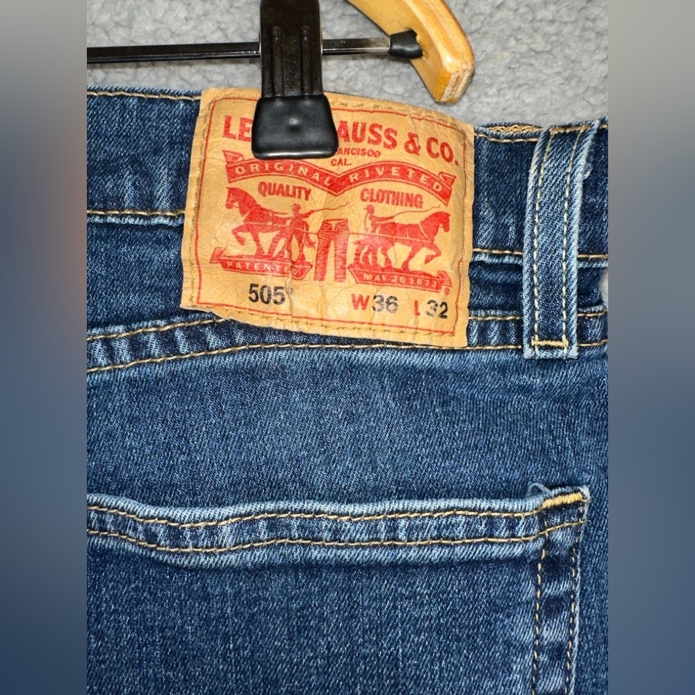 Levi's 505 Jeans Mens Blue 36x32 Regular Straight Fit Distressed 5 Pocket Denim